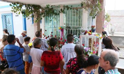 Milhares visitam o túmulo de Chico Xavier no Dia de Finados em Uberaba