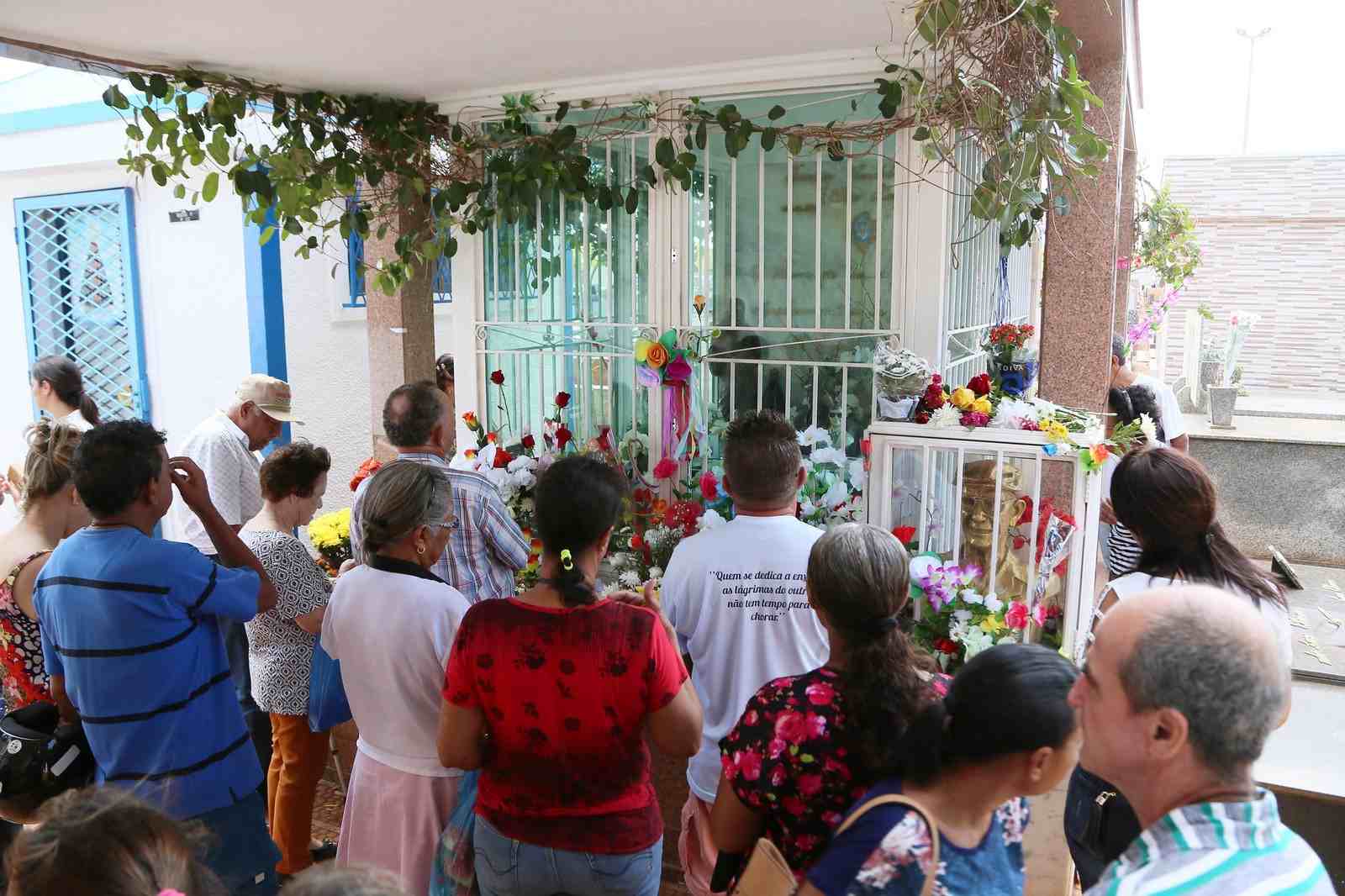Milhares visitam o túmulo de Chico Xavier no Dia de Finados em Uberaba